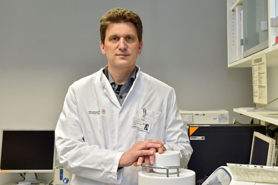 Hält aktuell insgesamt 14 Isolations-Betten vor: Prof. Dr. Alexander Dalpke (48) von der Uniklinik Dresden.