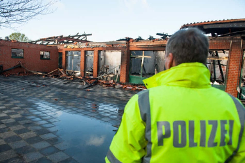 Bei einem Großbrand wurde die Grundschule komplett zerstört.