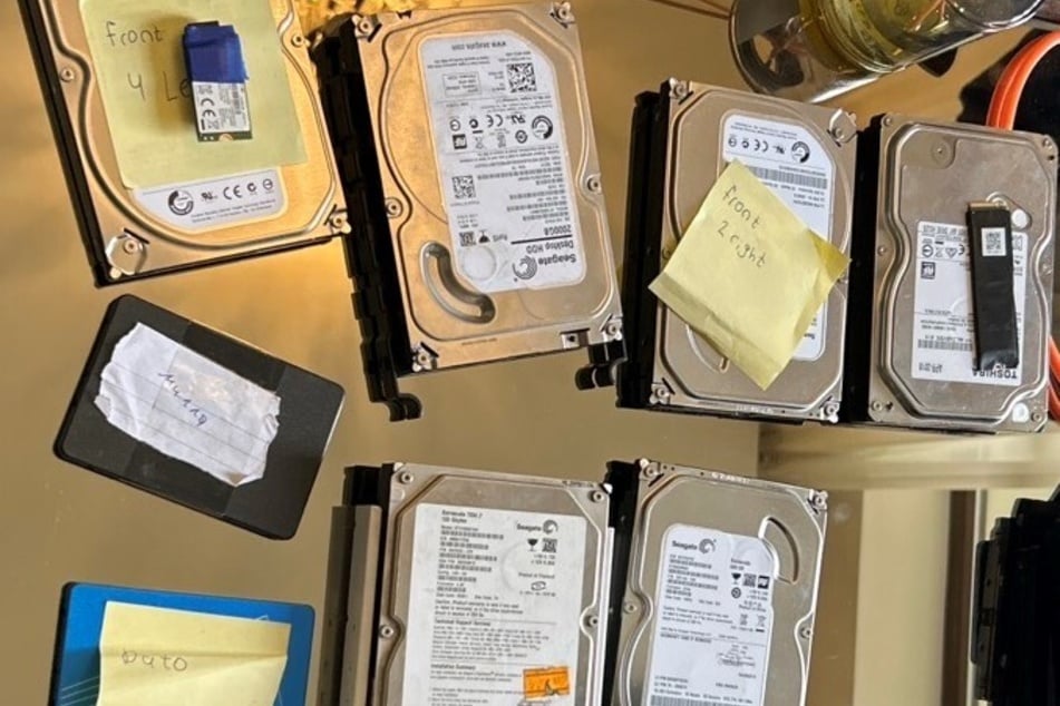 Auch zahlreiche Festplatten konnten die Ermittler sicherstellen.