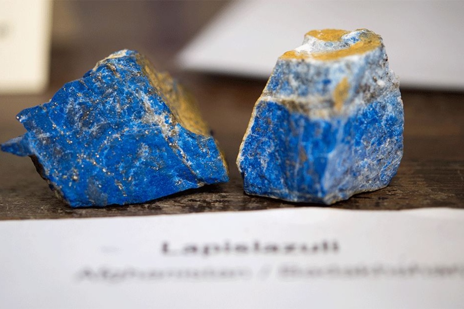 Afgahnische Lapislazuli-Gesteine liefern ein sattes Blau.