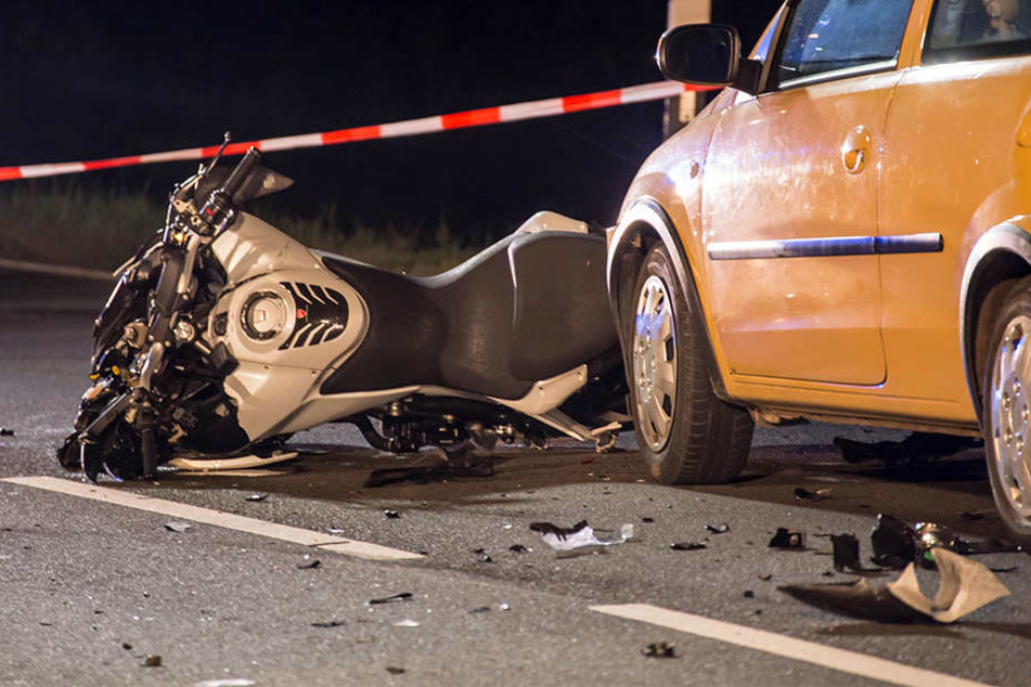 Horror Unfall Motorradfahrer Gerät Unter Bmw Und Stirbt Tag24