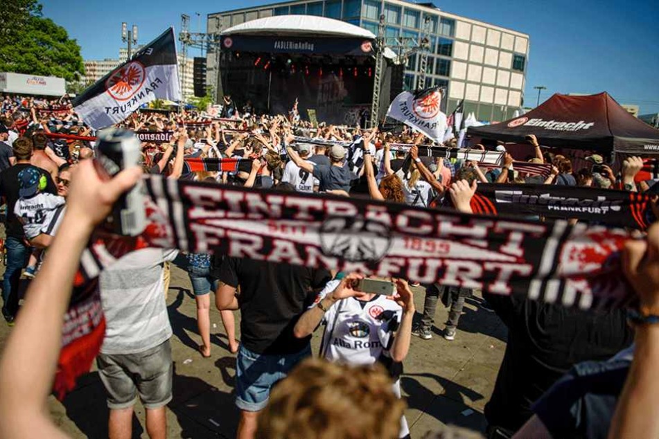Die Eintracht-Fans sammeln sich auf dem Alexanderplatz.
