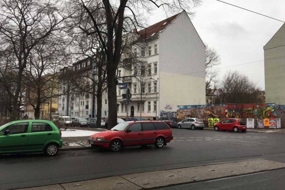 Der Brand des SUV brach an der Ecke Bernhard-Göring-/Arno-Nitzsche-Straße in Connewitz aus.