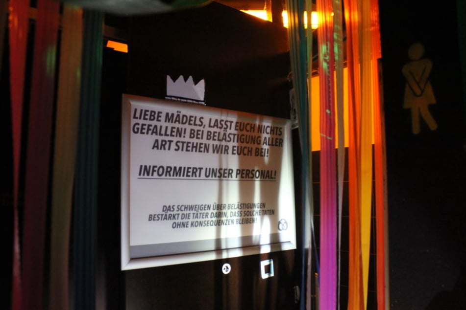 Ein Hinweisschild an der Toilettentür des Tübinger Clubs "Butterbrezel. Frauen werden darauf hingewiesen, sich bei Belästigung an das Personal zu wenden.