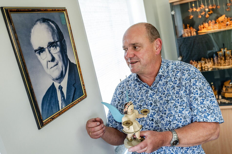 Das Firmenjubiläum bietet Anlass zum Rückblick: Uwe Blank (58) steht vor dem Bild seines Großvaters Georg Beyer, der die Firma gründete.