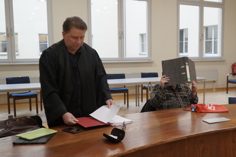 Der Angeklagte am Donnerstag mit seinem Verteidiger am Amtsgericht in Leipzig.