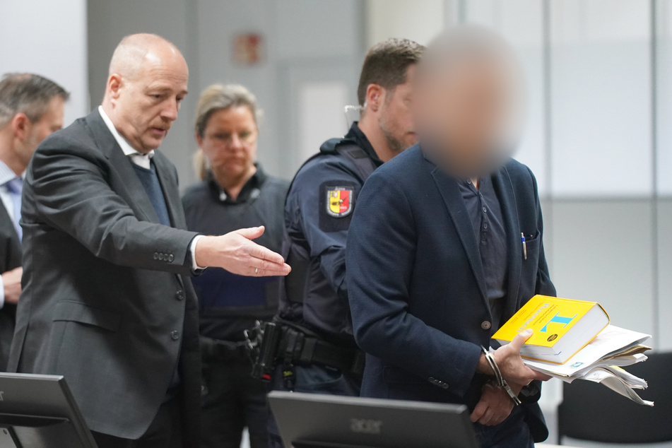 Der Angeklagte (55) soll seine Ehefrau (†37) in Chemnitz vergewaltigt und einige Monate später in Heide ermordet haben.