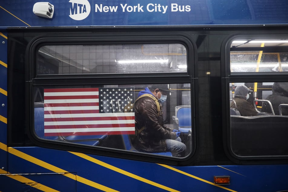 Passagiere in New York tragen Mundschutz bei einer Fahrt in einem MTA-Bus, die während der Corona-Pandemie kostenlos angeboten wird.