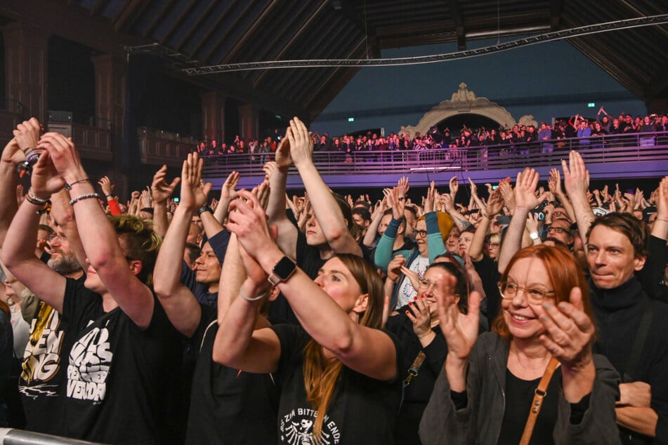 Für die Hip Hopper war es die bisher größte Show in der Messestadt. Etwa 3000 Leute waren ins Haus Auensee gepilgert. Das Konzert sollte zunächst im Felsenkeller stattfinden, wurde dann hochverlegt.