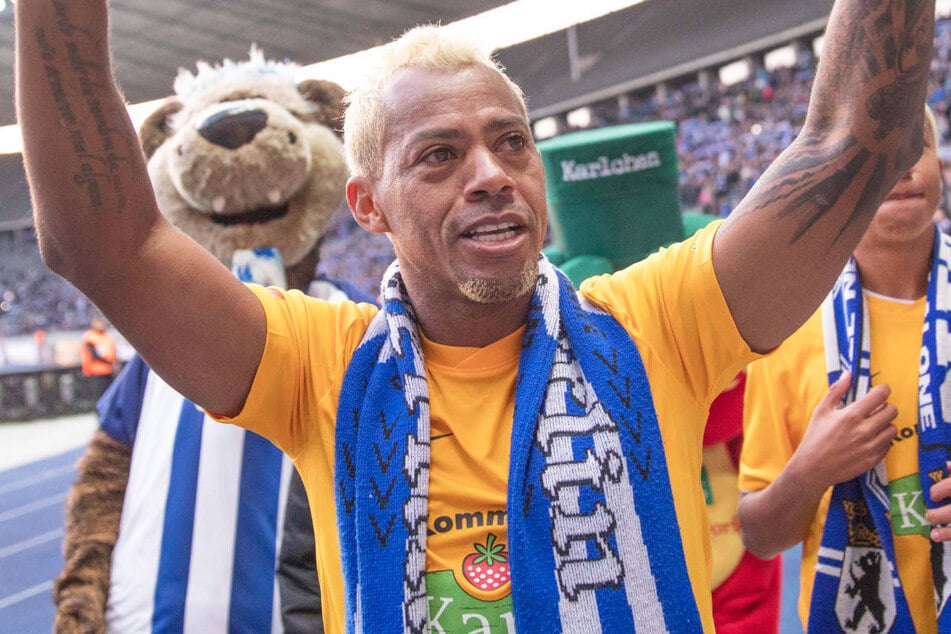 Marcelinho (50) winkt nach seinem Abschiedsspiel im März 2017 den Fans im Olympiastadion zu. (Archivfoto)