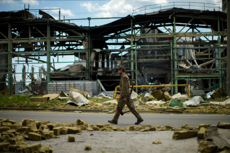 Ein ukrainischer Soldat geht an einer zerstörten Gipsfabrik vorbei. Im Osten wird weiter gekämpft.