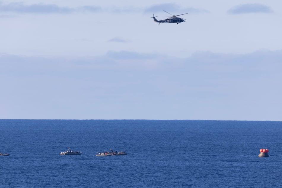 Bergungsteams näherten sich der Orion-Raumkapsel im Pazifik.
