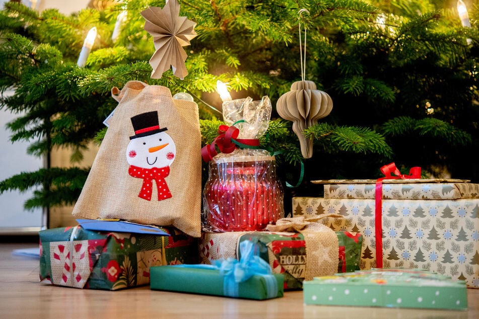 Damit Eure Geschenke pünktlich unterm Baum liegen, gibt es bei DHL &amp; Co. einiges zu beachten.