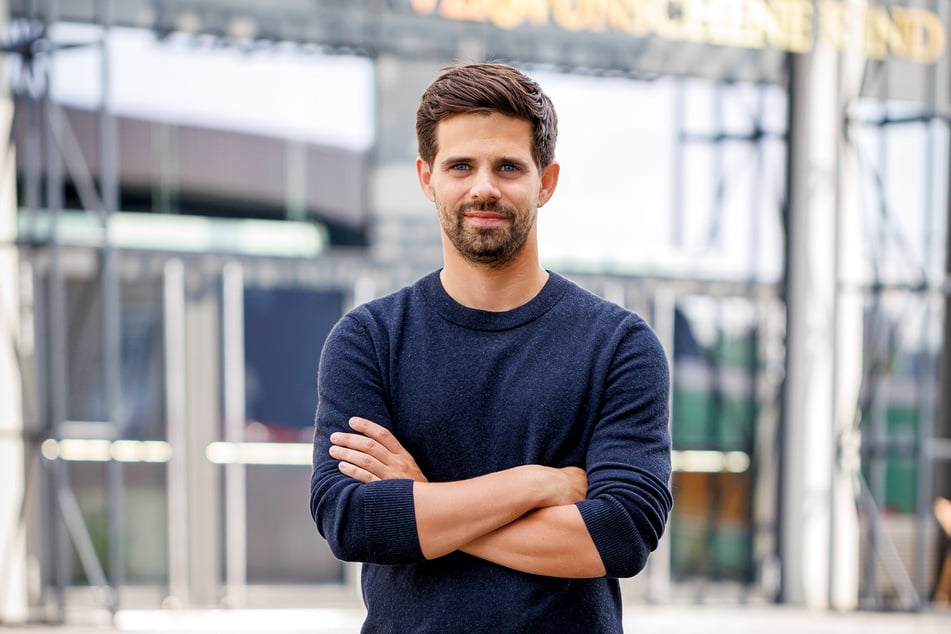 Josef Ellers vor dem Hamburger Mehr! Theater am Großmarkt.