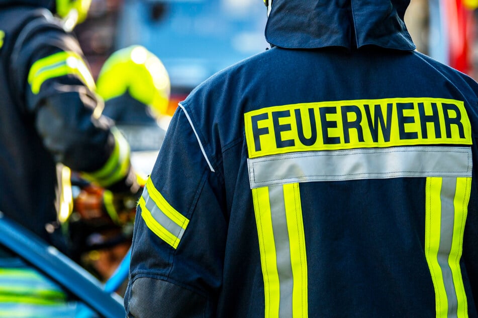 Einsatzkräfte der Feuerwehr löschten am Freitag einen Kellerbrand in der Gaußstraße in Frankfurt-Nordend. (Symbolbild)