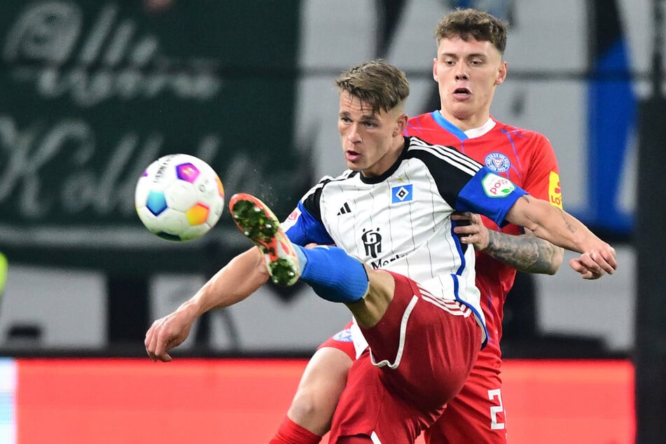 Remberg (hinten) kennt sich bei Kiel bestens aus, schließlich gewann er mit den Störchen auch beim HSV.