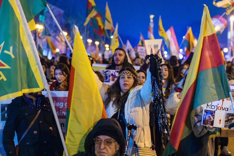 In Berlin-Wedding haben am Sonntag rund 650 Menschen für die kurdische Selbstverwaltung in Rojava demonstriert. (Archivbild)