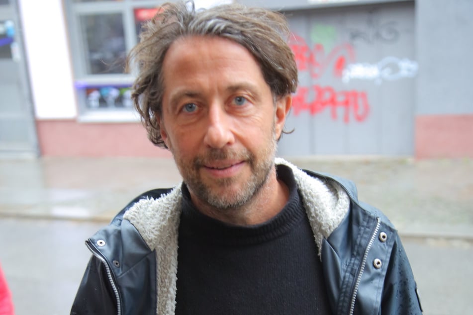 SPD-Beirat Christian Demuth (53) will die Bekanntheit des Heimweg-Telefons steigern.
