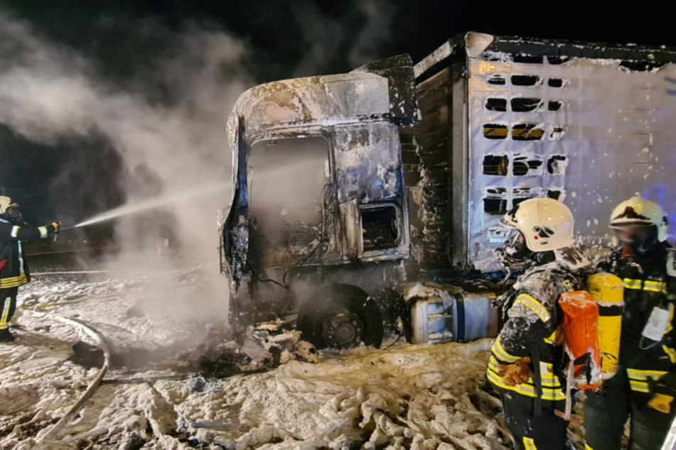 Die Berufsfeuerwehr Gotha löscht das Feuer.
