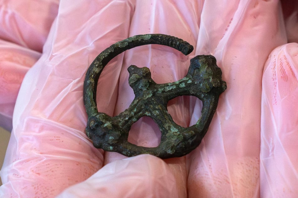 Bei dem seltenen Artefakt handelt es sich um ein Bronze-Radkreuz aus dem 10. oder 11. Jahrhundert.