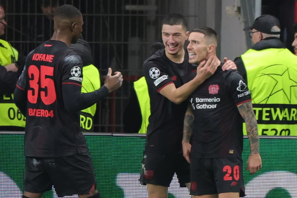 Alejandro Grimaldo (r.) könnte Bayer 04 in Abwesenheit endgültig verlassen.