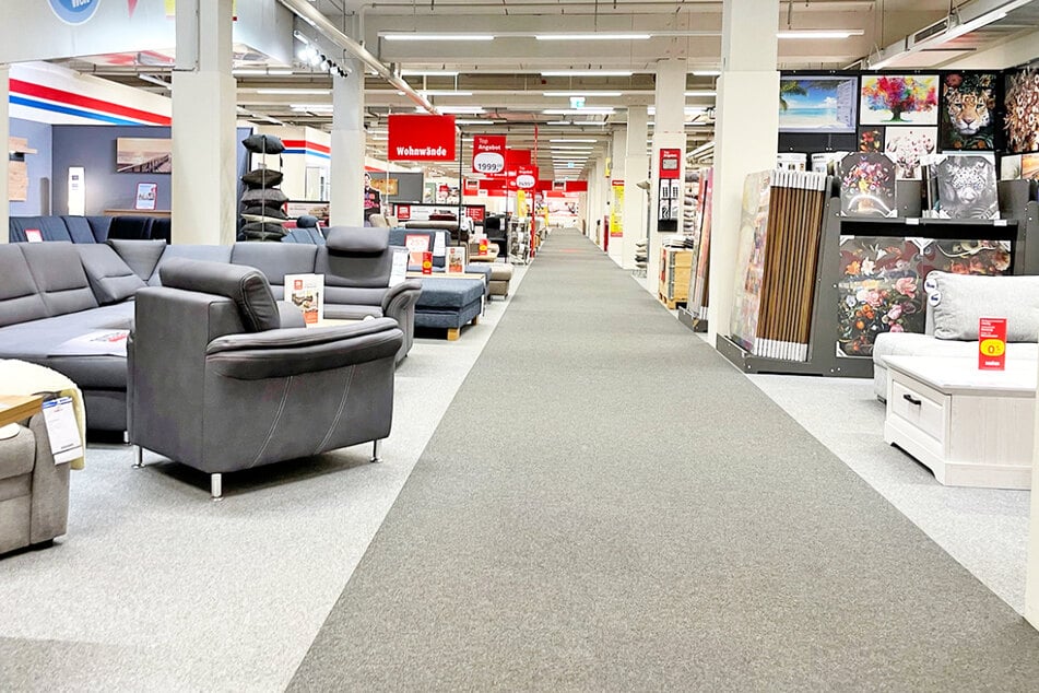 Im Abverkauf bei ROLLER in Oldenburg gibt's satte 50 Prozent Rabatt¹ auf Möbel.