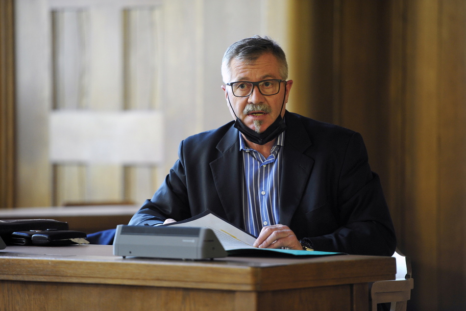 Bürgermeister Miko Runkel (60, parteilos) ignorierte den Ratsbeschluss bisher.