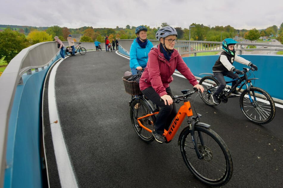 Chemnitz: Chemnitz: Neue Radwegbrücke über Kalkstraße eingeweiht