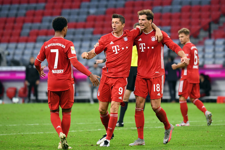 Robert Lewandowski (32, 2.v.l.) und Leon Goretzka (26, 3.v.l.) sind entscheidende Eckpfeiler im Team des FC Bayern München.