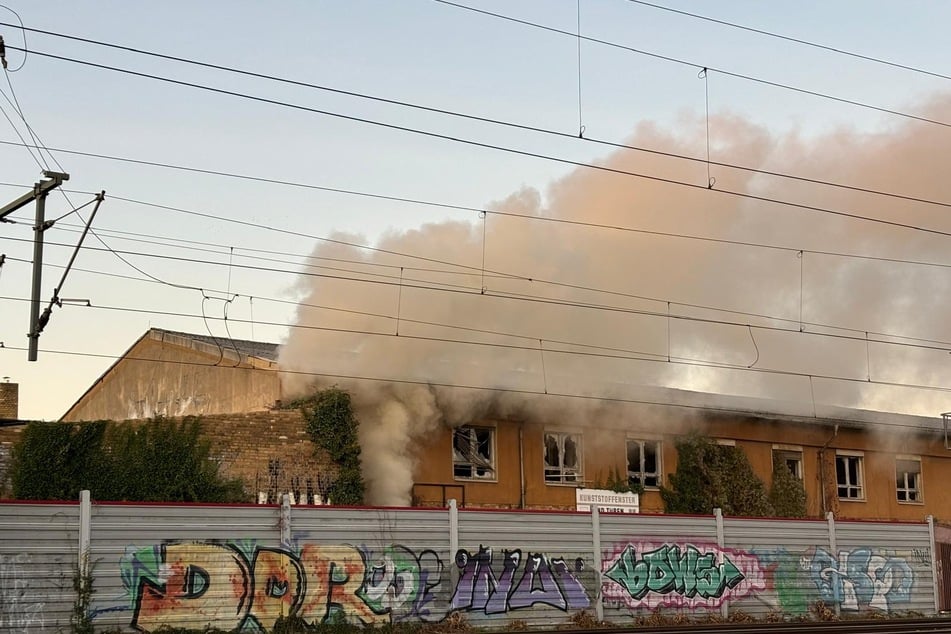 Dunkler Rauch am Bahnhof Borsdorf.