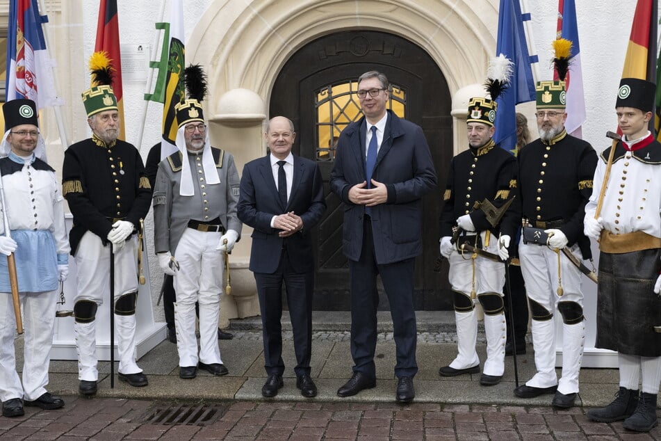 Bundeskanzler Olaf Scholz (66, SPD, l.) und der serbische Präsident Aleksandar Vucic (54) vor dem sächsischen Oberbergamt. Ein Ehrenspalier der Freiberger Traditionsbergleute begrüßte sie dort. Auf diesen Empfang hatte sich Scholz besonders gefreut.