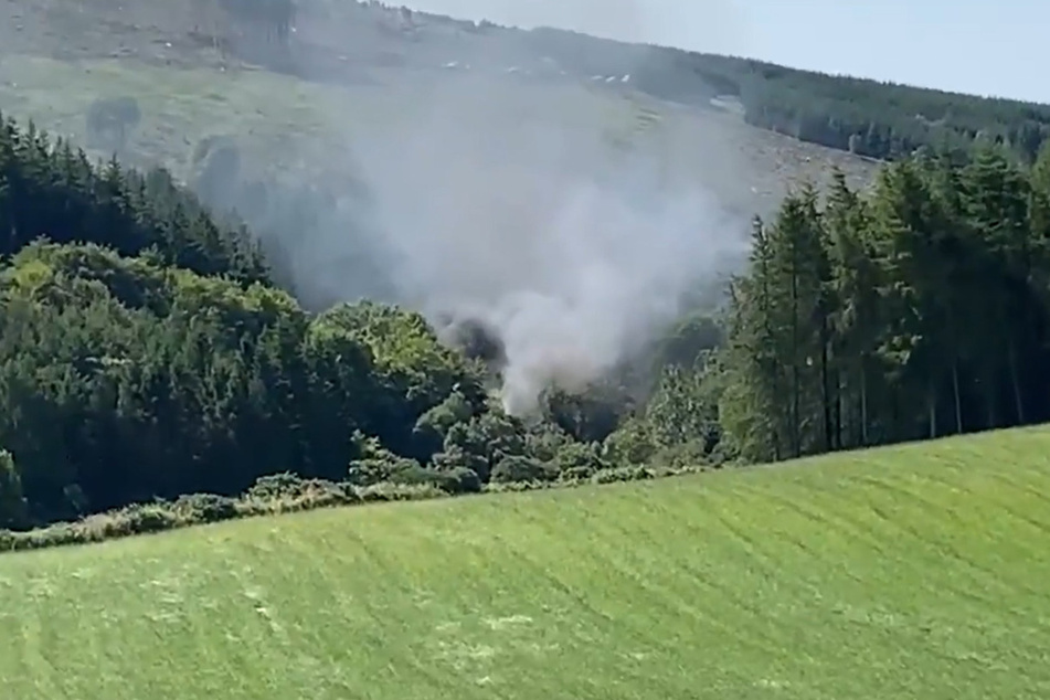 Dieses von BBC Schottland zur Verfügung gestellte Videostandbild zeigt Rauch, der aus einem entgleisten Zug in der Nähe von Stonehaven, Aberdeenshire, aufsteigt.