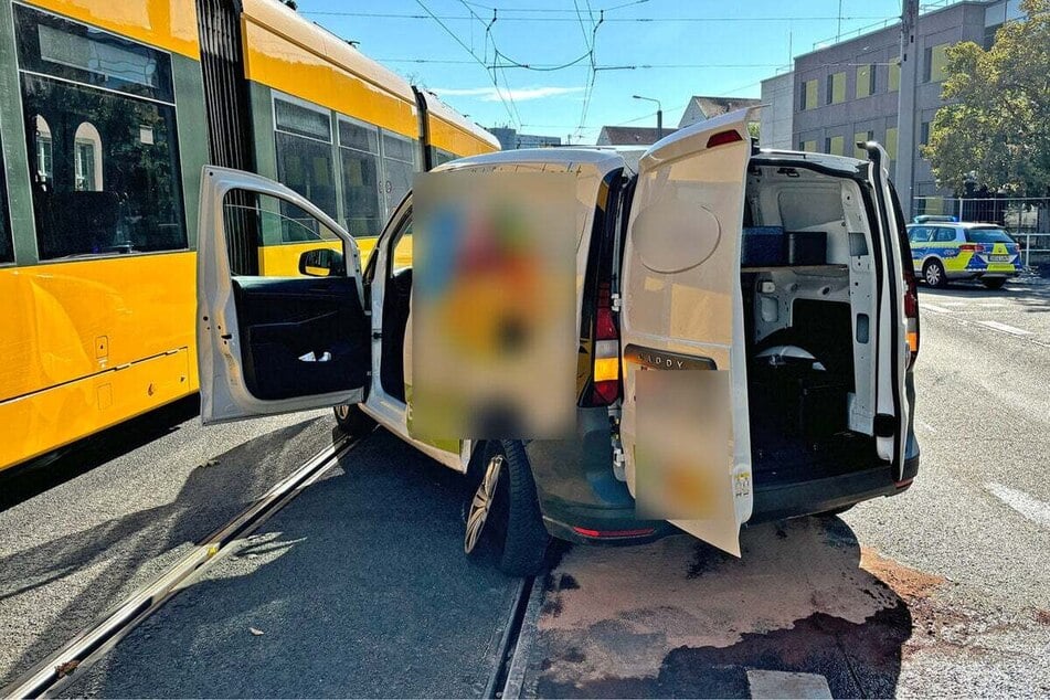 Am heutigen Mittwoch krachte ein Kastenwagen in eine Straßenbahn.