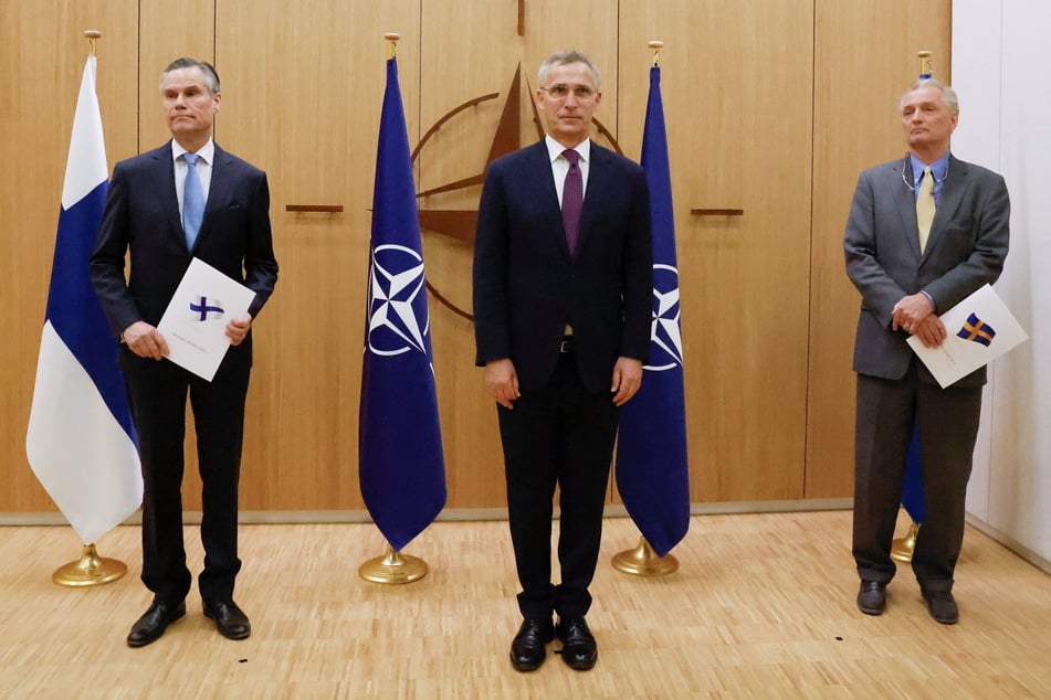 Klaus Korhonen (l.) and Axel Wernhoff (r.), ambassadors to NATO for Finland and Sweden, respectively, pose with Stoltenberg.