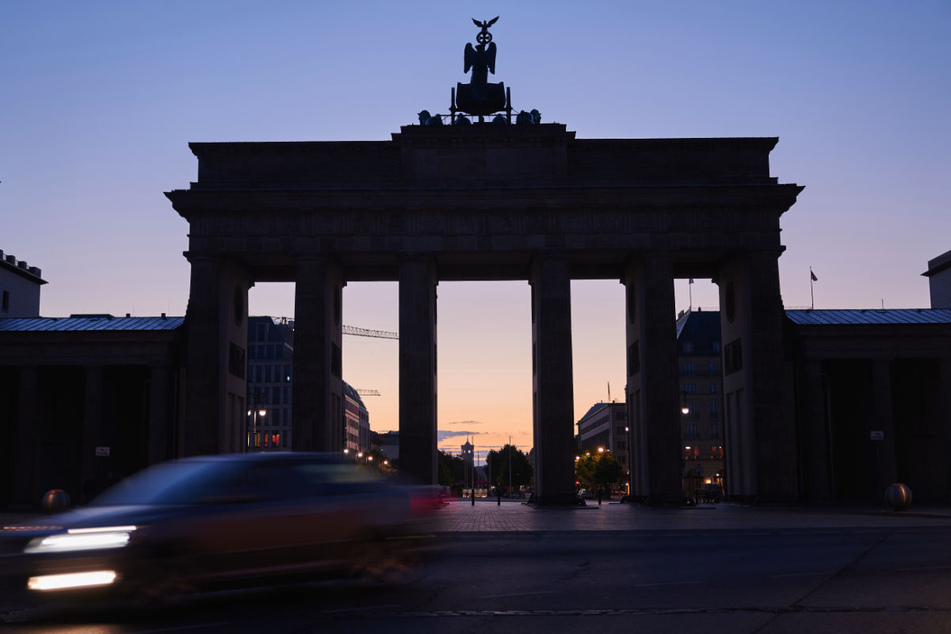 Berlin: Berliner Polizei crasht Luxus-Hochzeit am Brandenburger Tor
