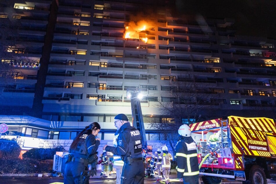 Hochhaus-Brand in Köln: Große Flammen schlagen von Balkon, Pyro als Ursache?