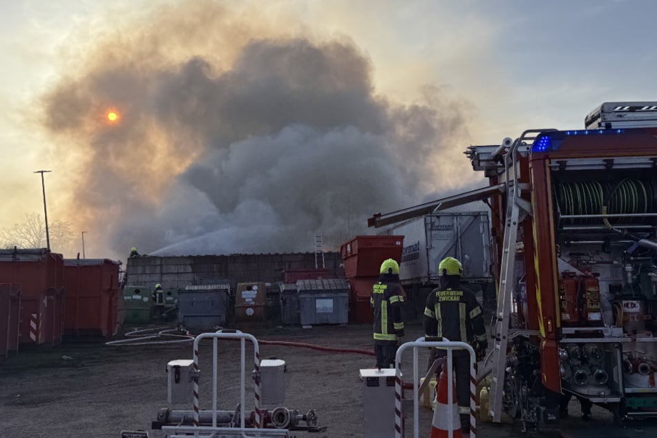 In dem Entsorgungsbetrieb sind Gartenanfälle in Brand geraten.