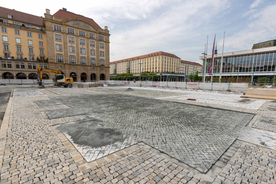 Der neue "Pflasterstrand" auf dem Altmarkt. Abgesetzte Steine zeichnen dort den Grundriss des mittelalterlichen Rathauses nach.