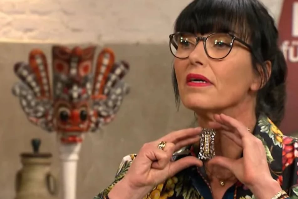 Dr. Heide Rezepa-Zabel (60) schätzt das Schmuckstück auf bis zu 3300 Euro, doch das sehen die Händler anders.