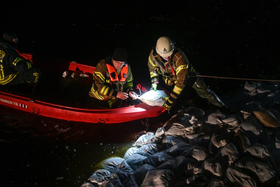 Mit Sandsäcken probiert die Feuerwehr Deiche zu füllen und Objekte vor den Wassermassen zu schützen. (Beispielbild)