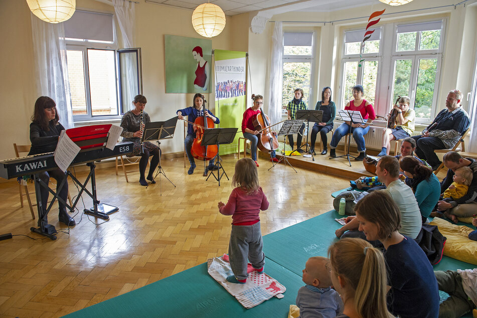 Elena Schoychet, Klara Fabry (34) und Anna von Koch (28, v.l.) spielen gemeinsam mit den 100 Mozartkindern (r.) klassische Musik für Kleinkinder.