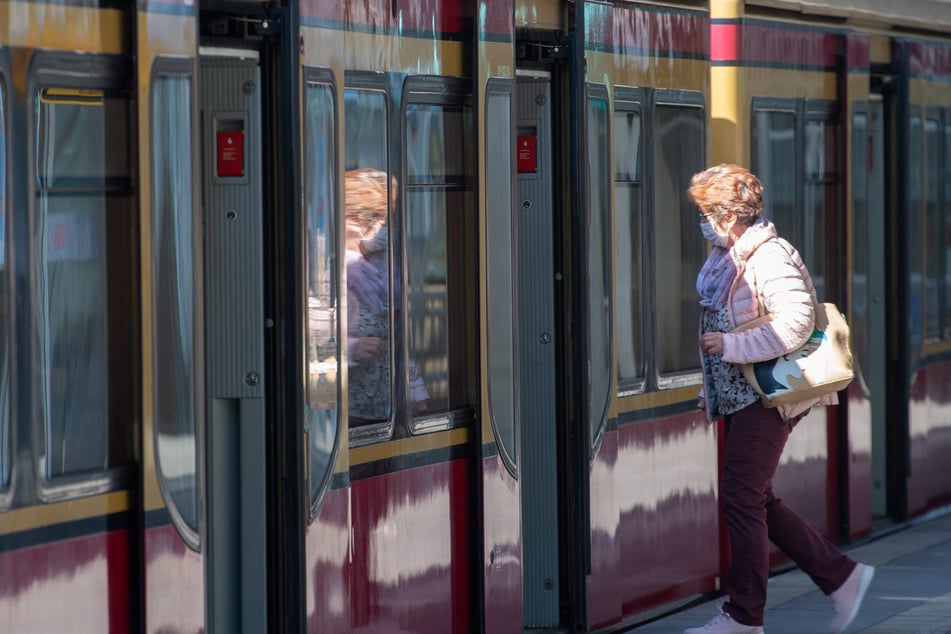 Wer künftig ohne Maske in Bus und Bahn steigt, muss in NRW und Niedersachsen 150 Euro zahlen.