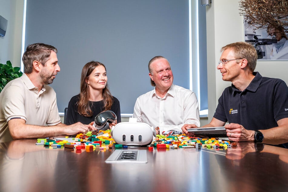 Sie wollen die Arbeitskräfte für morgen finden: Nils Lindner (44, Zeiss), Jenny Breidel (32, SAP), Michael Breidung (52, Eigenbetrieb IT) und Chris Schläger (55, AWS, v.l.).