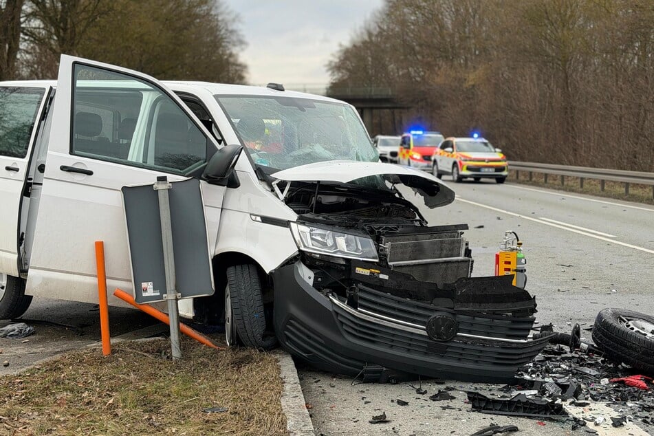 Insgesamt wurden drei Personen bei dem Unfall schwer verletzt.