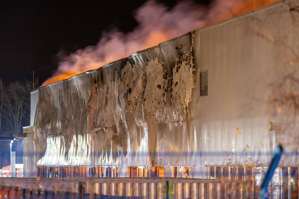 In einer Halle war aus noch unklarer Ursache ein Feuer ausgebrochen.