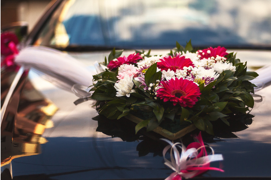 Köln: In einer Kölner Hochzeitskolonne: Auffahrunfall von sechs Autos, drei Personen verletzt!