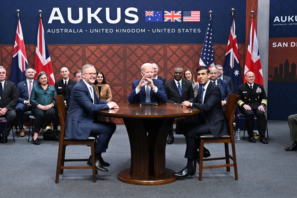 US President Joe Biden (c.) participates in a trilateral meeting with British Prime Minister Rishi Sunak (r.) and Australia's Prime Minister Anthony Albanese during the AUKUS summit at Naval Base Point Loma in San Diego, California, on March 13, 2023.
