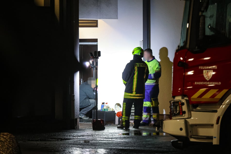 Die Einsatzkräfte hatten in der Nacht zu Mittwoch Rauch bei den Trafo-Anlagen der Klinik festgestellt.
