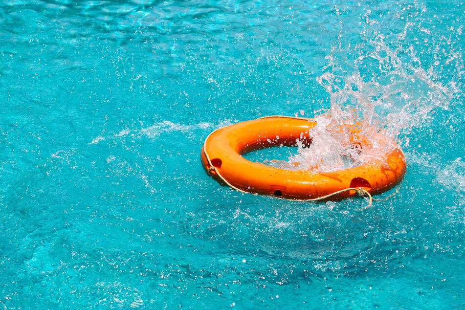Die Badeaufsicht holte den Mann aus dem Wasser und versuchte ihn zu reanimieren. (Symbolbild)