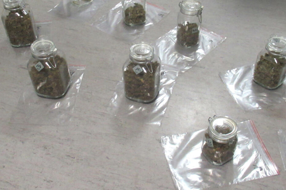 Insgesamt wurden fast 700 Gramm Marihuana in der Wohnung gefunden.